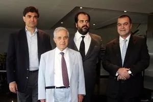 Σκληρό πόκερ εξουσίας στο “τριφύλλι”