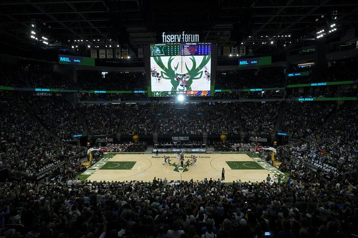NBA Finals: Γεμάτες οι εξέδρες του Fiserv Forum με μπλουζάκια των Μπακς