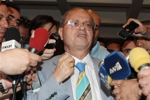 Θανάσης: “Στηρίζουμε Πατέρα”