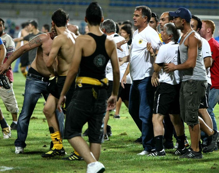 Καταδικάζει τα επεισόδια