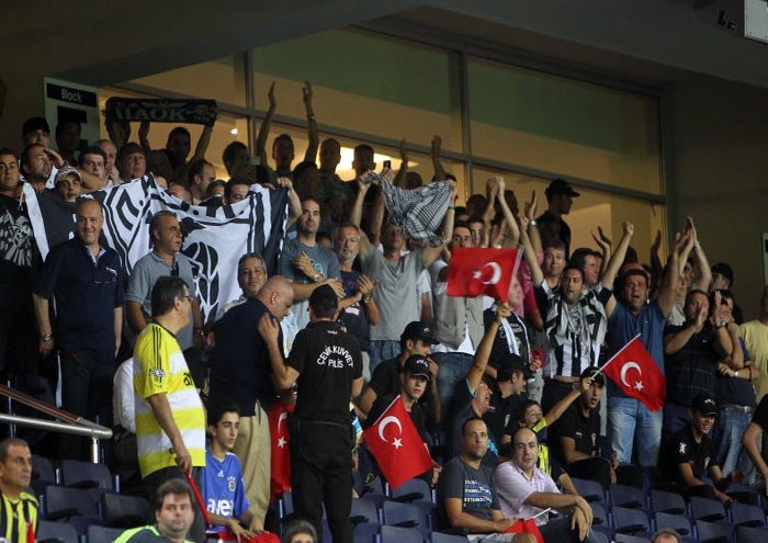 Επεισόδια έξω από το “Σαράτσογλου”