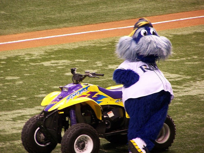 Επίθεση μασκότ σε μεθυσμένο θεατή