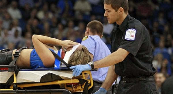 Τραυματισμός Cheerleader στο ματς των Knicks