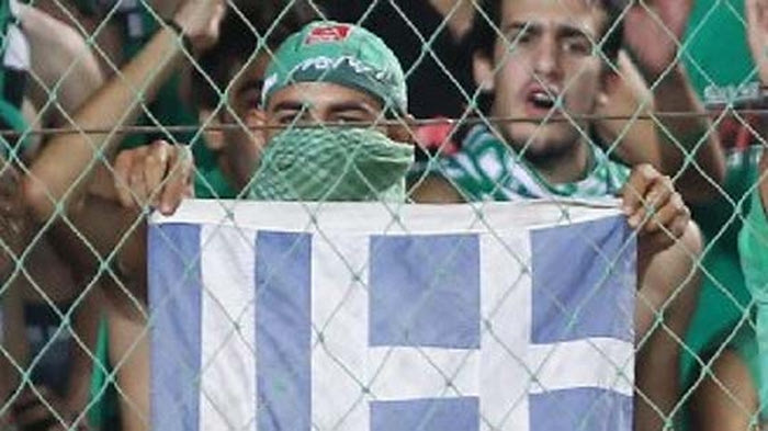 8.000 ευρώ για το κάψιμο της σημαίας!