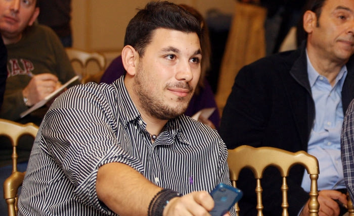 Μένει και κάνει μεταγραφές
