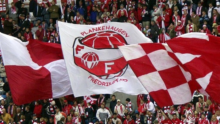 Οπαδοί πριμοδοτούν αντίπαλη ομάδα!