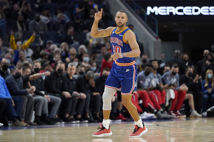 Ο Στεφ Κάρι κάνει πλάκα σε όλο το NBA