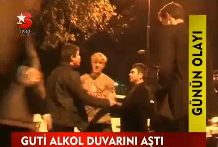 Επίθεση σε ρεπόρτερς από μεθυσμένο Γκούτι!