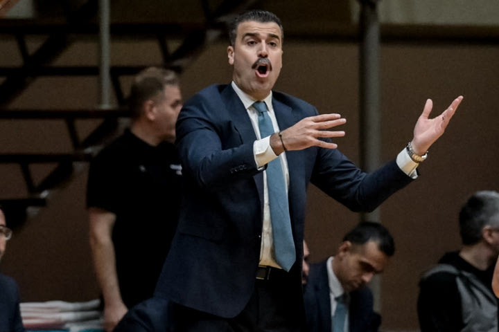 EuroCup: Ο προπονητής της Τουρκ Τέλεκομ χτύπησε έπειτα από πρόσκρουση στο παρμπρίζ του λεωφορείου πριν τον τελικό