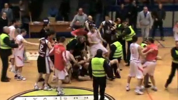 Ξύλο και των γονέων στη Σερβία!