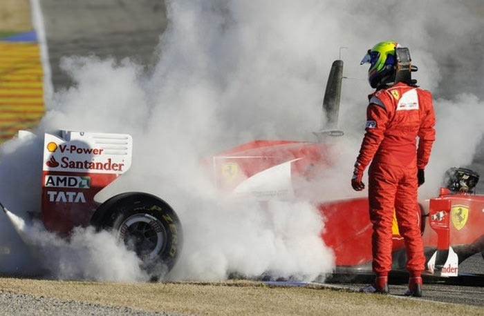 Έπιασε φωτιά η Ferrari του Μάσα