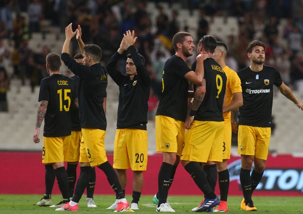 Οι παίκτες της ΑΕΚ περίμεναν Μπριζ