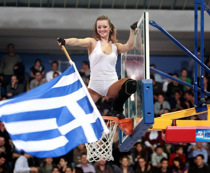 H Ρωσίδα με την ελληνική σημαία!