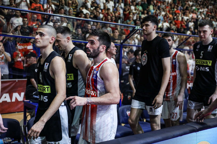 Οι παίκτες του Ερυθρού Αστέρα λειτούργησαν ως “ασπίδα” για τους αθλητές της Παρτίζαν