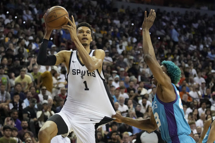 NBA, Γουεμπανιαμά: Οι καλύτερες στιγμές και οι εντυπωσιακές τάπες από το πρώτο του παιχνίδι στο Summer League