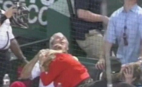 “Επίθεση” από μπαλάκι του baseball σε Μπους