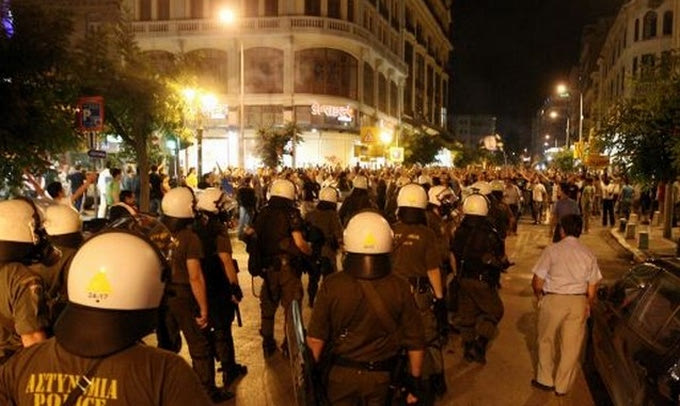 Συγκρούσεις με τα ΜΑΤ έξω από το Κατσάνειο