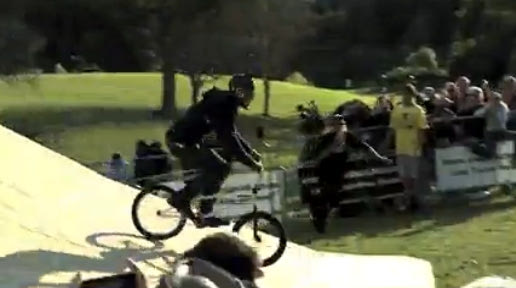 Απίθανο τριπλό back flip με BMX!