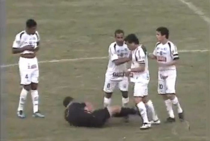 Απίστευτο θέατρο από διαιτητή!