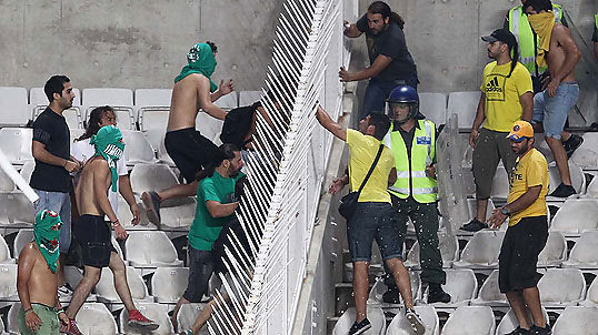Αυτογκόλ και ξύλο