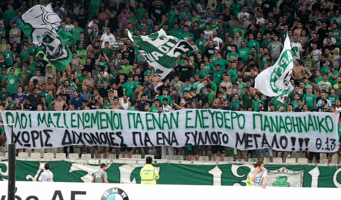 Φίλοι του Παναθηναϊκού έξω από τα γραφεία της ΕΠΟ