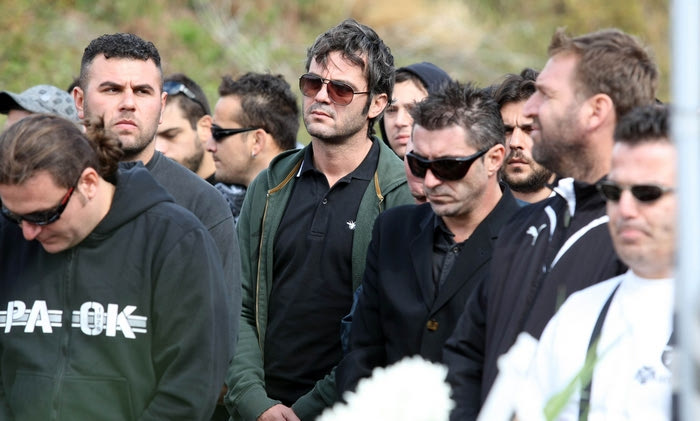 “Ασπρόμαυρα” δάκρυα στα Τέμπη