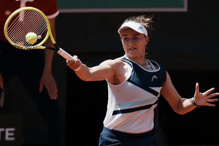 Η Κρεϊτσίκοβα στις “4” του Roland Garros, περιμένει Σάκκαρη ή Σβιόντεκ