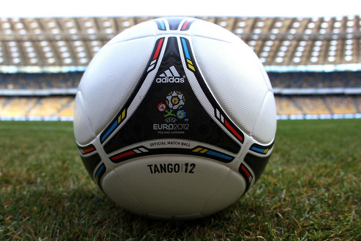 Με άρωμα 80’s η μπάλα του Euro 2012