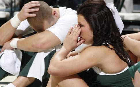 Τρομακτική πτώση cheerleader σε αγώνα του NCAA