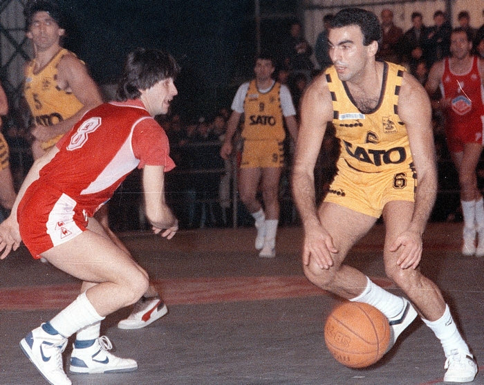 Τα μάτια στον κοντό μελαψό με την αφάνα…