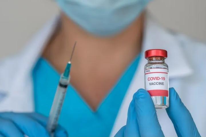 Αν έχουμε κάνει το εμβόλιο κι ακόμα φοβόμαστε, δεν είμαστε μόνοι