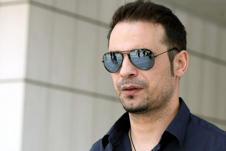 Περιμένοντας τον Ντέμη να μιλήσει