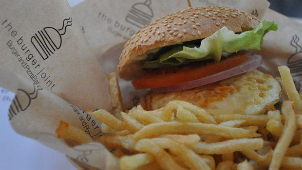 Στη Γλυφάδα δεν πας για μπάσκετ. Πας για burger, καλαμάκια και κρέπες