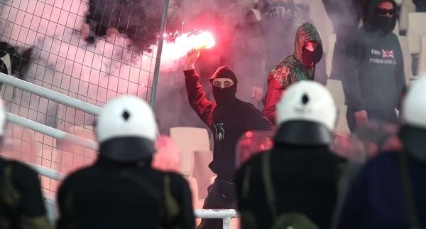 “Μαύρο στους Μαυρογυαλούρους της ζωής μας”