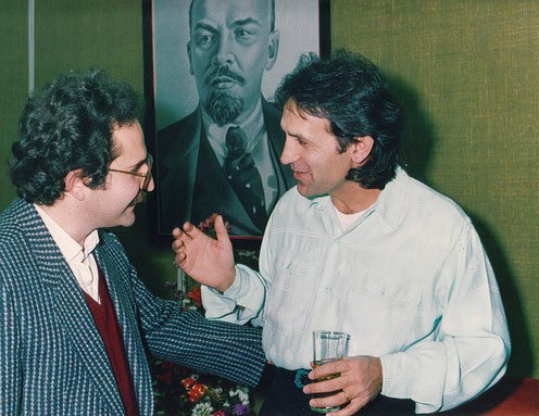 Άλλα μου λεν’ τα μάτια σου