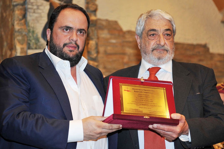 Αποθέωση και μαντινάδες για τον Β. Μαρινάκη