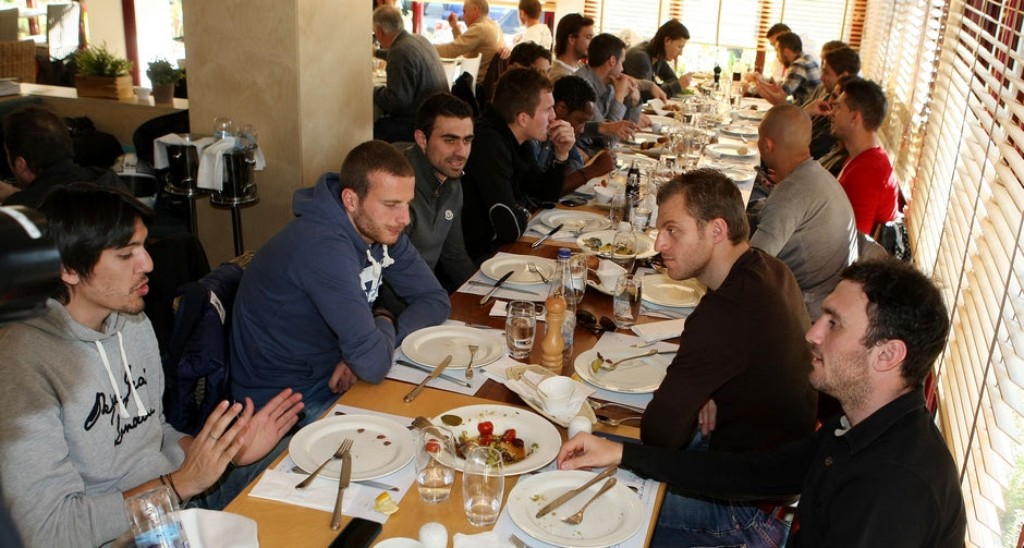 Τι ειπώθηκε στο “ερυθρόλευκο” γεύμα στου Ρέντη