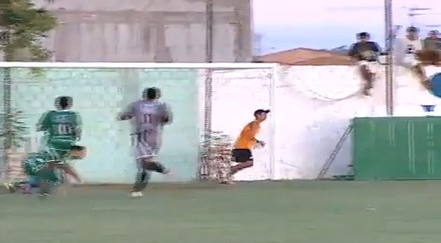 Ball boy… τερματοφύλακας!