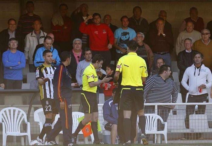 Επίθεση στο βοηθό διαιτητή και… διακοπή