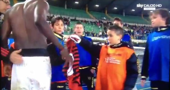 Ballboy επέστρεψε τη φανέλα στον Μουντάρι!