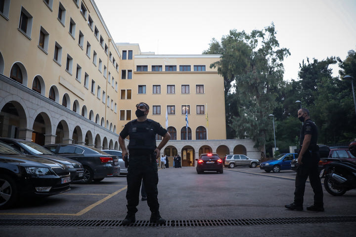 Μητροπολίτης Καλλίνικος: «Είδαμε τα άμφια να κοκκινίζουν,να καίγονται» – Στον εισαγγελέα ο δράστης