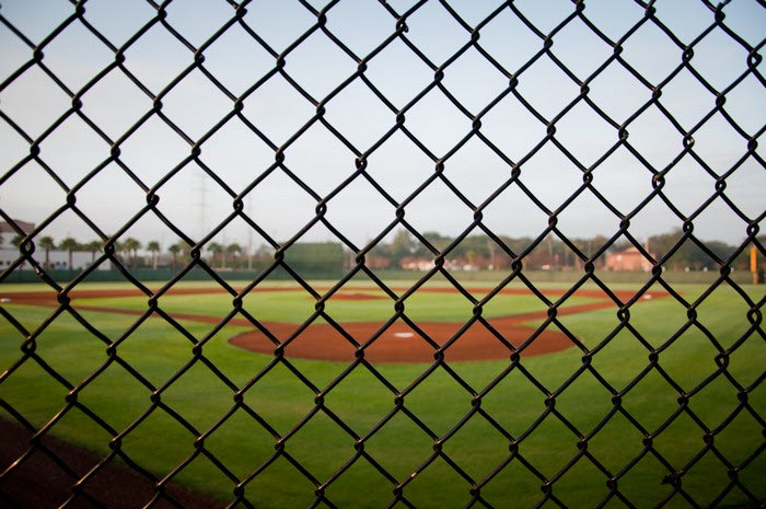 Τρομοκρατείται η κοινωνία …στη θέα μιας κοπέλας με ρόπαλο!