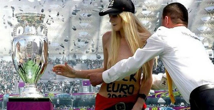 Γυμνή ακτιβίστρια “επιτέθηκε” στο τρόπαιο του Euro!