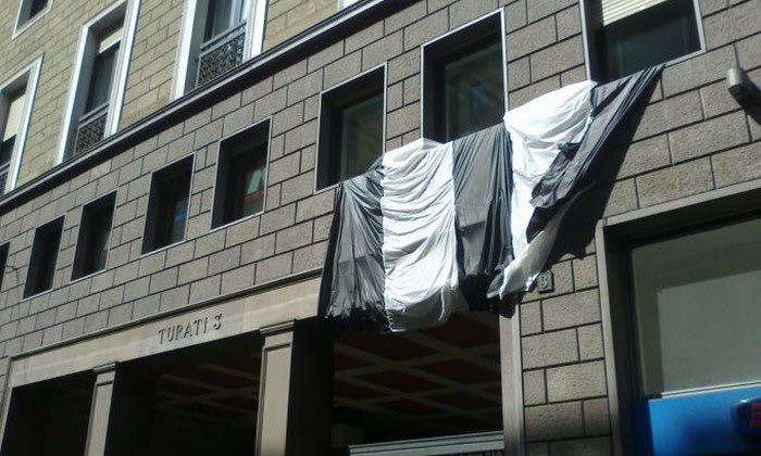 Σημαία της Γιουβέντους στα γραφεία της Μίλαν!