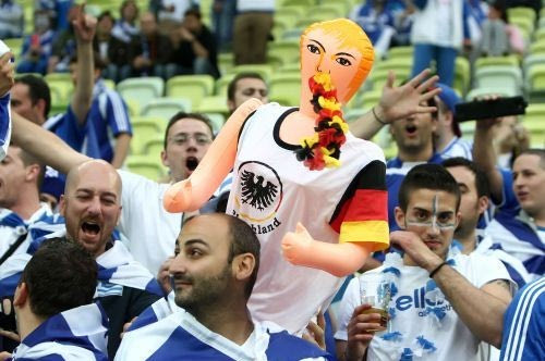Επεισόδιο για την πλαστική κούκλα-Μέρκελ στις κερκίδες!