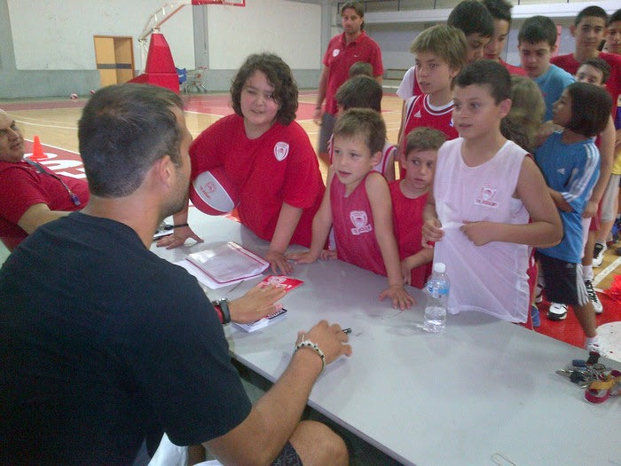 Ο Γλυνιαδάκης στο 2o Olympiacos Summer Basketball Camp