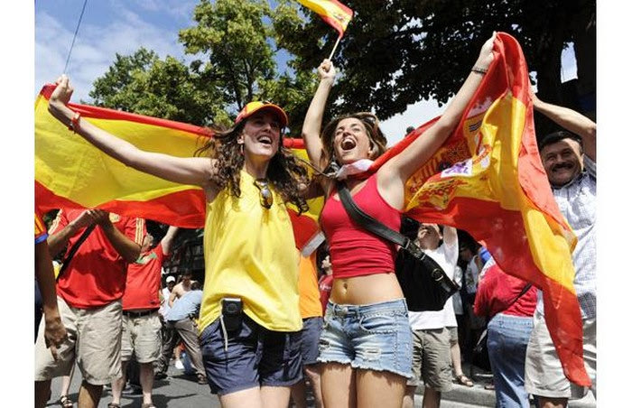 Ισπανοί οπαδοί πειράζουν δημοσιογράφους