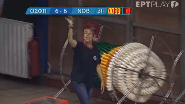 VIDEΟ: Η αποβολή, τα υβριστικά συνθήματα και η χειρονομία της Καμμένου