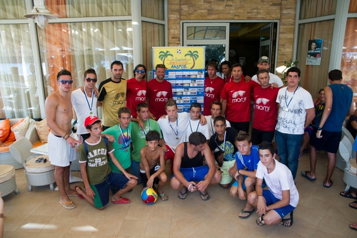 Παλιοί αστέρες του ποδοσφαίρου μάγεψαν στην Άνδρο