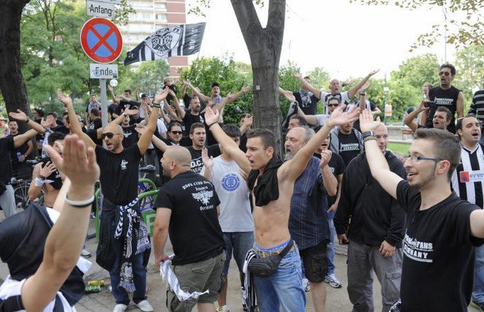 Τραγούδια και πορεία στο γήπεδο της Ραπίντ